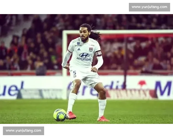 欧洲红魔的纯粹坚守:从低谷到巅峰的足球信仰